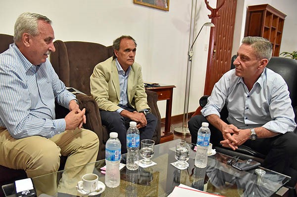 Buena nueva. Los referentes de Andes Líneas Aéreas confirmaron sus planes ante el gobernador en Rawson.