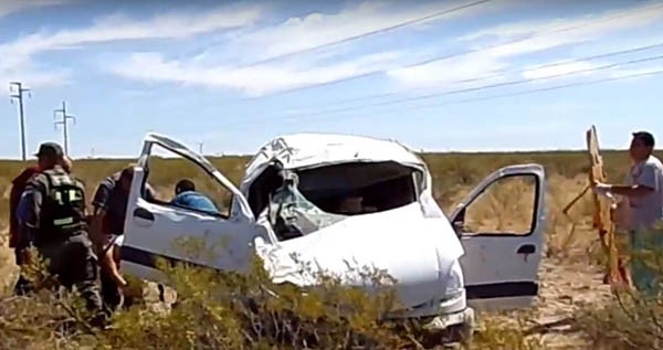 El vehículo utilitario de la pareja fueguina quedó destrozado a raíz de varios tumbos sobre la ruta 3.