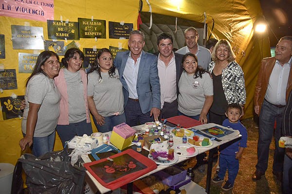 Productores. Arcioni recorrió los stands en El Hoyo y accedió a las fotografías con las familias del lugar.