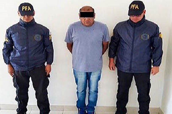 Atrapado. El excartero Gutiérrez entre los dos agentes que lo capturaron en las calles de Puerto Madryn.