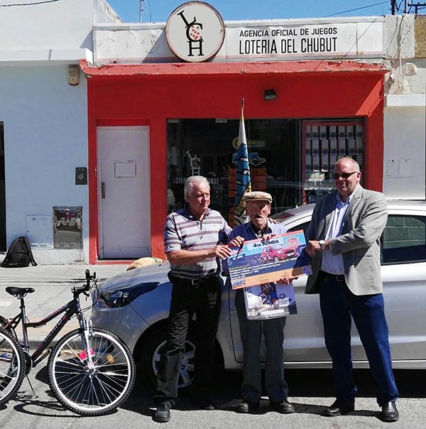 Autoridades de Lotería entregaron el premio en Rawson.