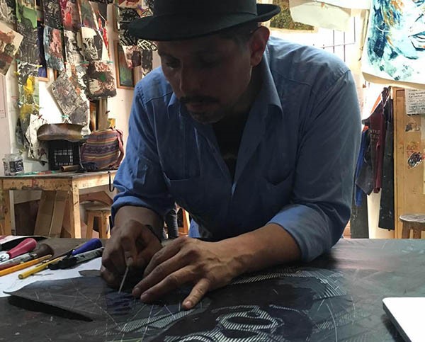 El mexicano Humberto Valdez expone trabajos en técnica de grabado.