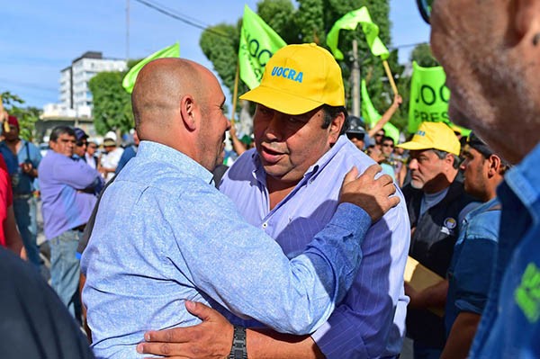 Abrazo. El intendente Sastre saludó a Mateo Suárez, quien encabezó la pacífica marcha del Sindicato. 