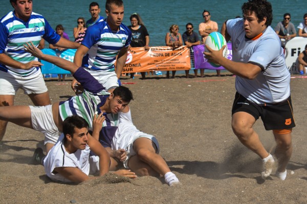 Emiliano Olivares, de Bigornia Club, toma la guinda y avanza a toda velocidad en el partido contra Trelew RC.