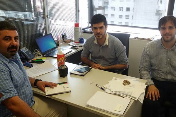 Gestiones y mate. Gaitán (izquierda) fue recibido por varios funcionarios en su recorrida por la SUBE.