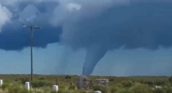 “Un vecino de la zona de Santa Rosa del Conlara divisó un fenómeno similar a una “nube embudo”, rápidamente tomó su teléfono celular y lo fotografió.
