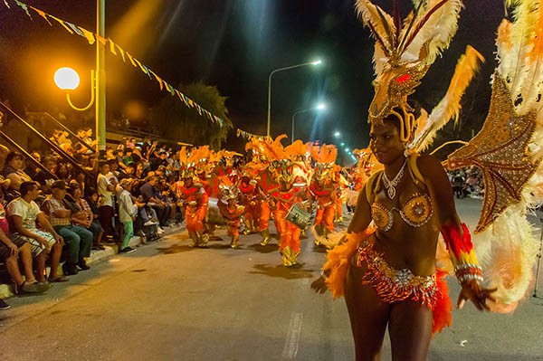 Las carrozas, comparsas, caporales, murgas y disfraces desfilarán las cuatro noches por el corsódromo. 