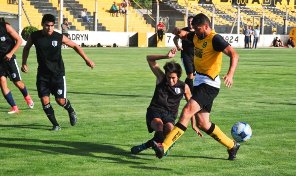 Un resultado esperable. Deportivo Madryn concretó tresde los cuatro goles en el tramo final del encuentro. Ever Ready debuta el fin de semana.