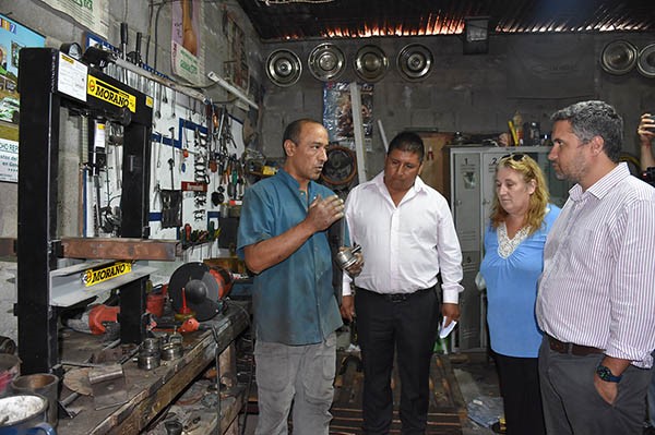 Visita. Meyer pasó por un taller mecánico del barrio Tiro Federal para verificar el avance de los vecinos. 