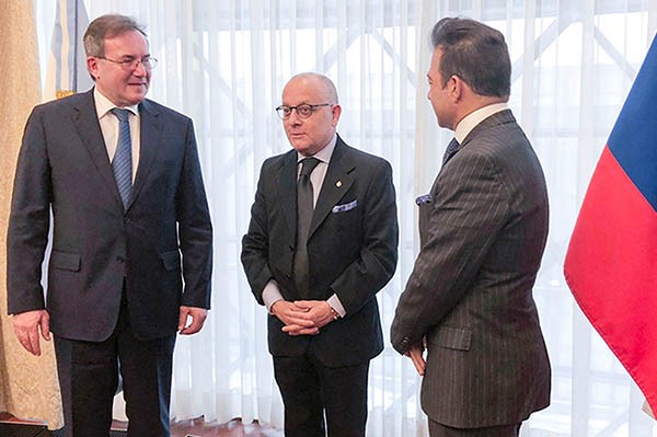 Trato. El canciller Jorge Faurie firmó el entendimiento con las empresas para la explotación del uranio.