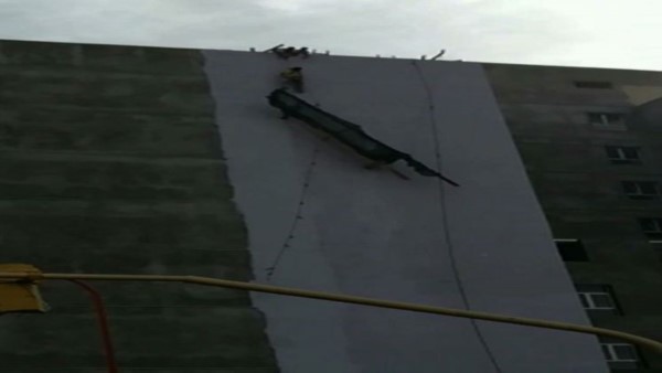 Un video difundido por Canal 7 captó el momento en que un grupo de amigos, todos menores de edad, rescató ayer a dos obreros que habían quedado colgados de un andamio.