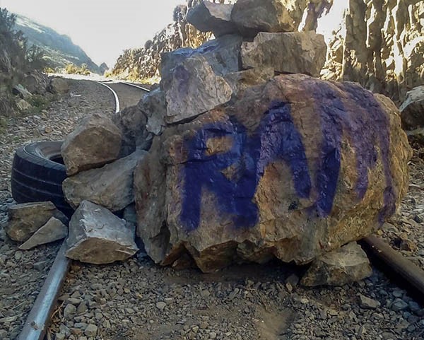 Violencia. Así lucieron las vías de La Trochita debido a una roca con la inscripción del activismo mapuche.