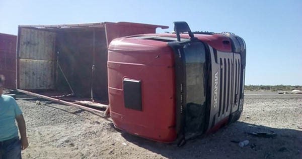 El conductor del camión procuró evitar un accidente mayor con un automovilista que se quedó dormido. (Facebook Raúl Mardones)