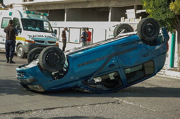 Al chapista. El Renault Clío que iba por Rivadavia terminó a 60 metros de la esquina del impacto . 