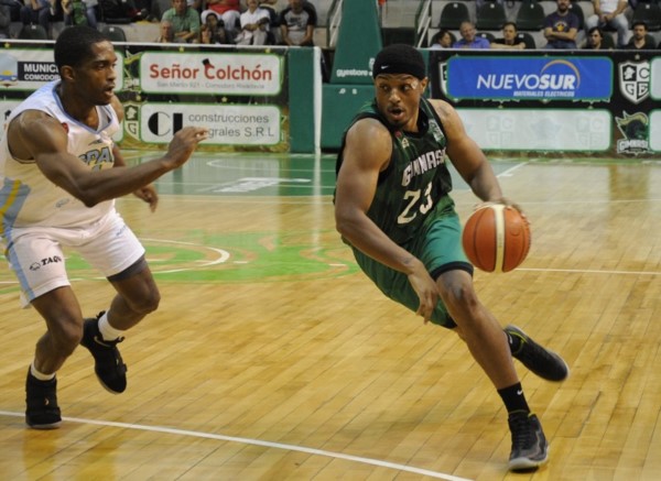 El duelo patagónico quedó en mano de los chubutenses con una tarea descomunal de "Shaq" Johnson. (Foto: Prensa Gimnasia CR).