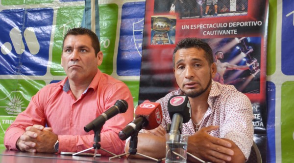 Alejandro Vargas, coordinador de Deportes del municipio, y Fabricio Arévalo, organizador del evento, en la conferencia de prensa en el Salón Histórico  del Palacio Municipal.