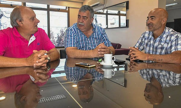 Dirigencia. Desde la izquierda, Di Pierro, González y Aidar Bestene dialogan en la búsqueda de acuerdos básicos para la provincia. 