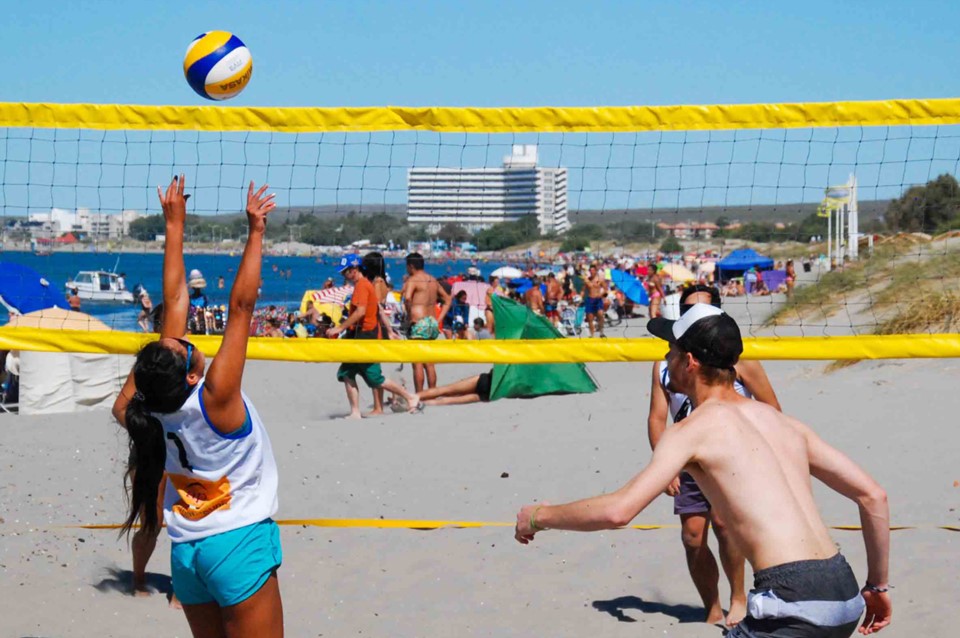 Durante sábado y domingo, la bajada N° 3 de Puerto Madryn fue sede del tradicional beach voley.