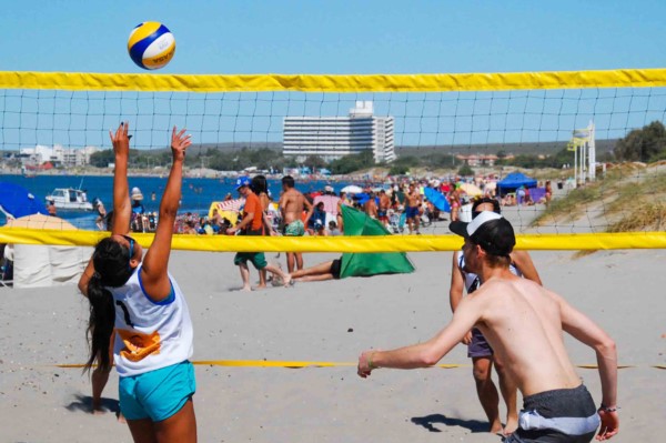 Durante sábado y domingo, la bajada N° 3 de Puerto Madryn fue sede del tradicional beach voley.
