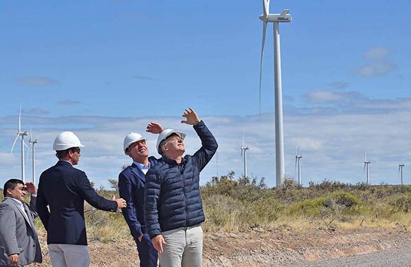 Vista. Una postal del presidente Macri mirando los molinos de Rawson, una iniciativa que deja poco. 