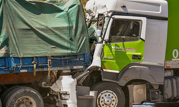 El violento impacto ocurrió al sur del acceso a Trelew por la Ruta Nacional Número 3, donde  un camión embistió por detrás al otro.  