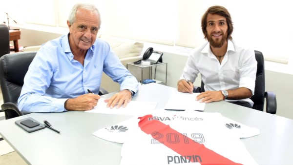 Como lo había adelantado en conferencia de prensa, Ponzio firmó su contrato que lo liga con River un año y medio más.