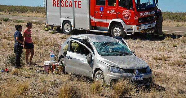 El automóvil dio algunos tumbos hasta que quedó muy dañado a un costado de la Ruta Nacional 3. 