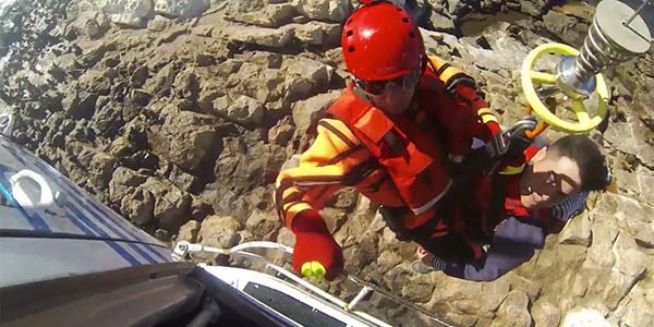Momento en que efectivos de la Prefectura Naval comienzan con el rescate de los kayakistas de Rawson.