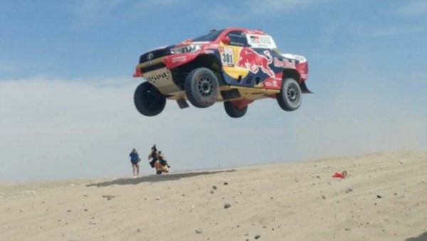 El qatarí Nasser Al-Attiyah y su copiloto francés Matthieu Baumel (Toyota Gazoo) ganaron el primer especial de autos del entre Lima y Pisco, recorriendo los 31 km de terreno arenoso en 21 minutos 51 s