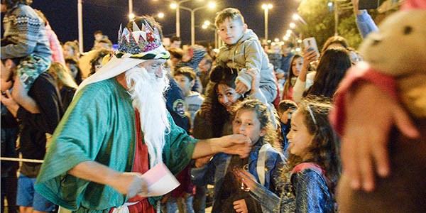 Incesantes fueron los saludos y besos que recibieron los Reyes Magos a su paso por la costa madrynense.