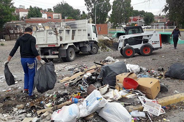 Siempre lo mismo. Una postal de los trabajos del municipio trelewense para despejar un barrio afectado. 