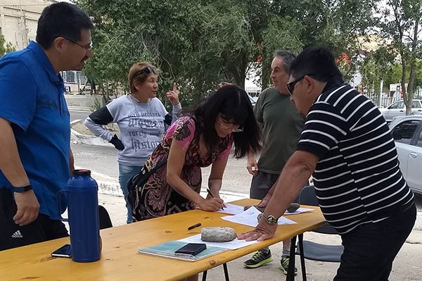 Vecinos. Una postal de los vecinos comodorenses que reclaman que se declare la emergencia hídrica.
