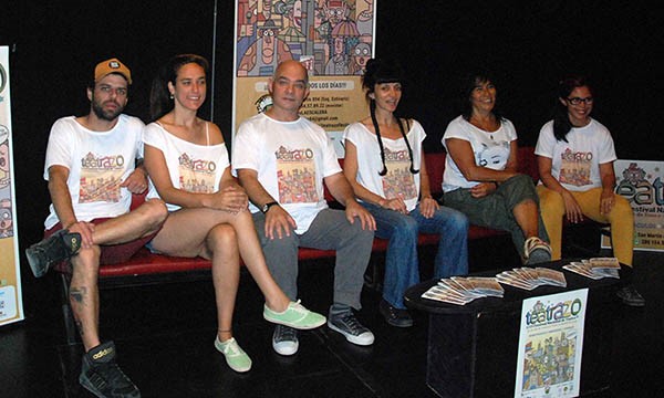 Organizadores y responsables del “Teatrazo” durante la presentación.