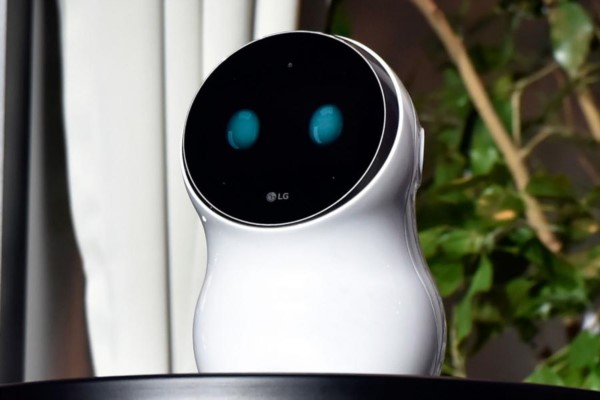 CLOi, el simpático robotito hogareño que se reveló a las preguntas en plena presentación.