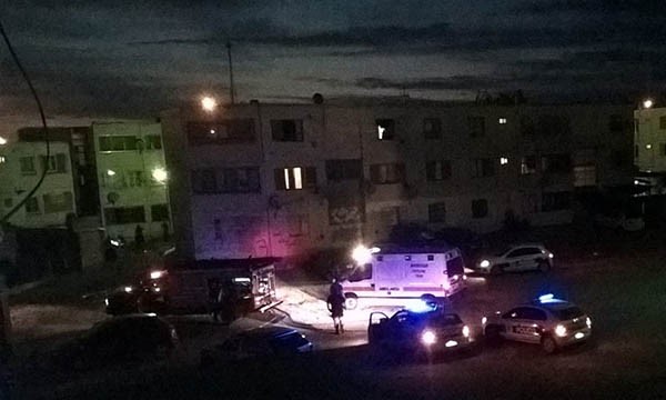 El fuego se originó en un quincho anexo a uno de los departamentos.