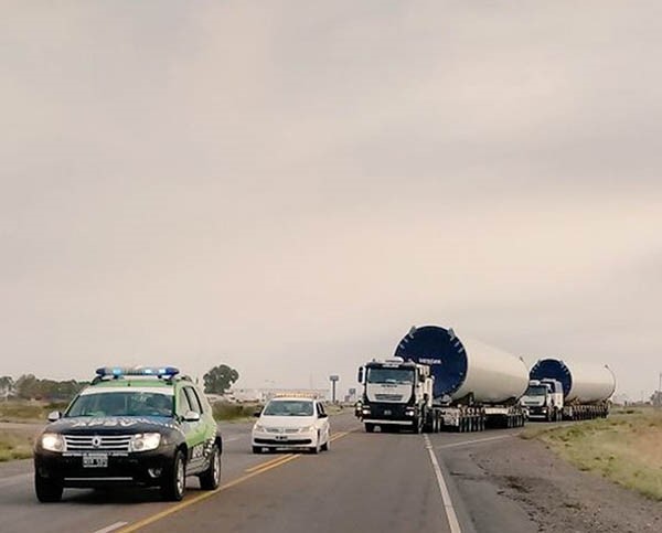 Cuidado en la ruta. Ayer comenzó el traslado de los molinos eólicos.