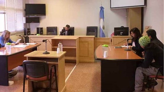 Los dos individuos fueron interceptados llevándose tubos tubing e imputados por el robo en Esquel. 