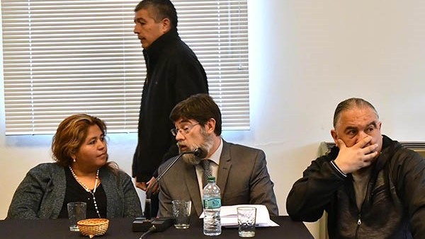 Banquillo. En plena audiencia, Suárez camina por detrás de la exministro de Familia. Luego admitiría diferencias internas por el manejo.