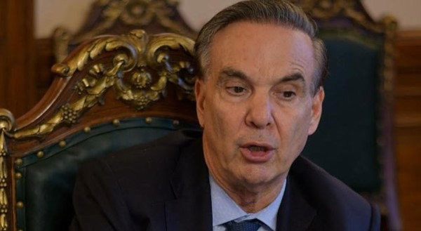 El precandidato a presidente en sillón a la altura de sus aspiraciones...