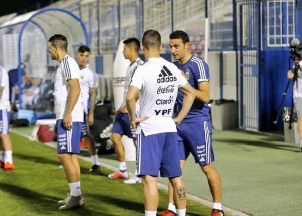 El entrenador interino Lionel Scaloni probó con dos equipos diferentes.
