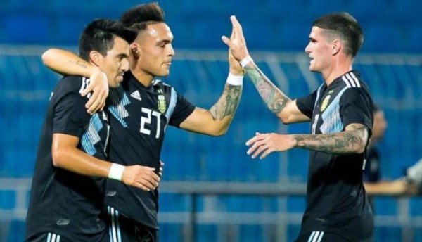 Lautaro Martínez consiguió, de cabeza, su primer gol con la casaca argentina.