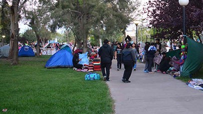 Sobre Plaza Centenario comenzaron a instalarse las primeras carpas y los puestos de las artesanas del Encuentro Nacional de Mujeres.