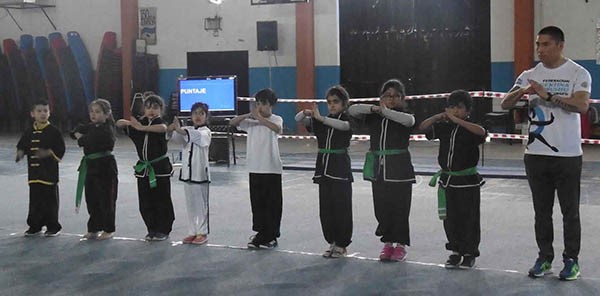 Nenes y nenas de todas las edades, hasta 18 años, participaron de la tercera edición de Wushu que se realizó en el gimnasio de Playa Unión.