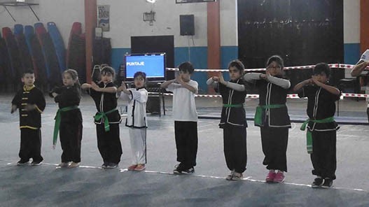 Nenes y nenas de todas las edades, hasta 18 años, participaron de la tercera edición de Wushu que se realizó en el gimnasio de Playa Unión.