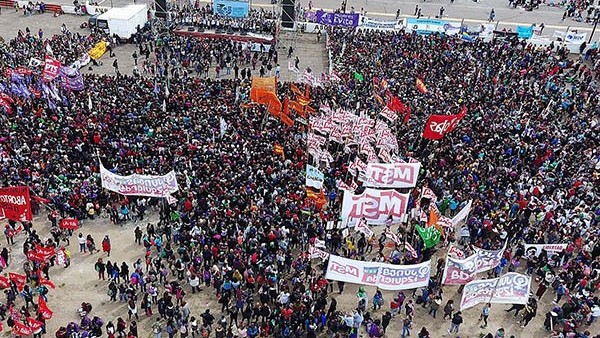Una vista aérea muestra el impactante marco que dejó la apertura del Encuentro Nacional de Mujeres en el autódromo de la ciudad.