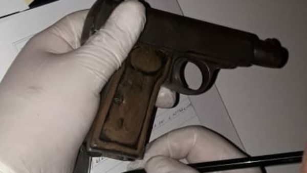El individuo fue detenido con una pistola que no tenía municiones.
