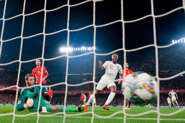 Sterling marcó un doblete en la victoria de Inglaterra ante España.