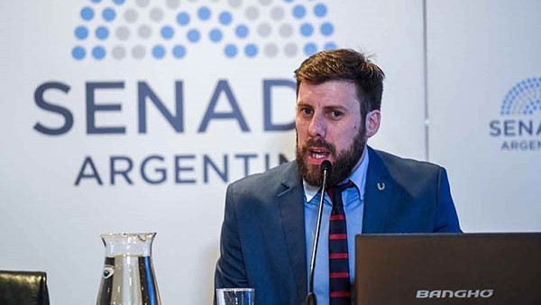 El doctor Hernán Navarro pide a los adultos aprender para no dejar solos a los chicos.