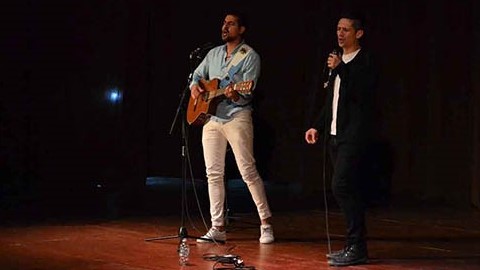 Yoel Hernánde z y Sergio  Llancamán compartieron el escenario durante la presentación del video clip.