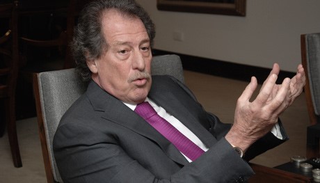 El banquero riverplatense en un gesto unívoco, que no requiere de mayores especificaciones...